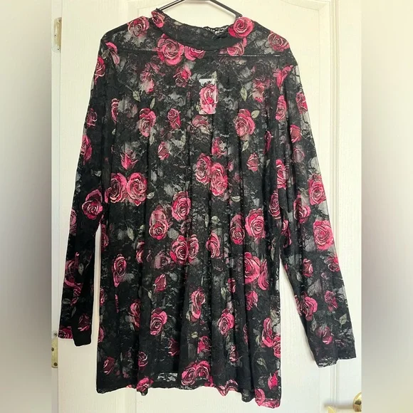 Torrid NWT long sleeve black w/roses long sleeve shirt. 3X - Picture 1 of 6